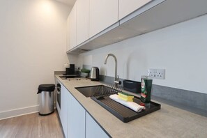 Fridge, microwave, oven, stovetop - Alliance House 212 apartment- Hopewell (Bristol)