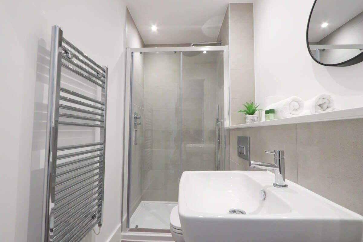 Shower, hair dryer, towels, shampoo