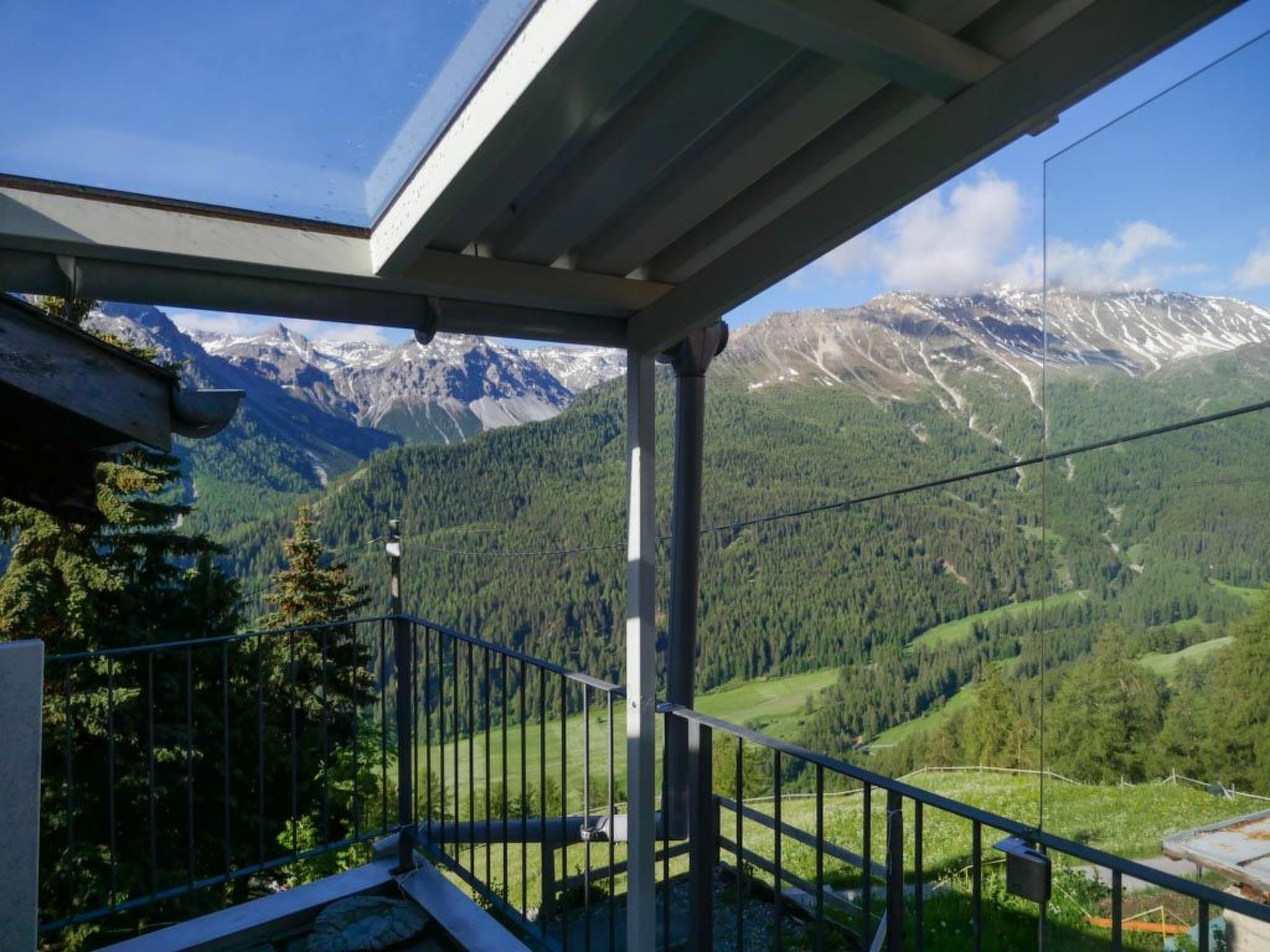 Un balcón con vistas a un paisaje montañoso.