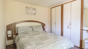 2 bedrooms, individually decorated, individually furnished