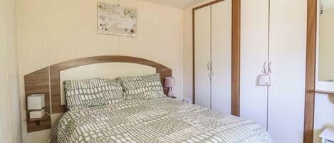 2 bedrooms, individually decorated, individually furnished