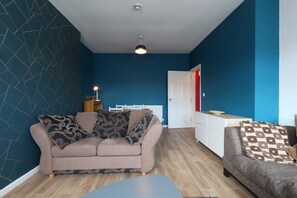 TV, offices - Stylish 2 Bed in Old Market (Bristol)