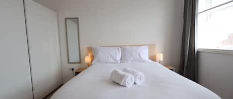 2 bedrooms, desk, WiFi, bed sheets