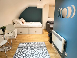 WiFi, bed sheets - Harford House Studios 02 - Hopewell (Bristol)