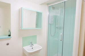 Shower, towels - Harford House Studios 02 - Hopewell (Bristol)