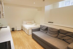 TV, offices - Harford House Studios 02 - Hopewell (Bristol)