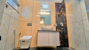 Un baño con inodoro, lavamanos y espejo.