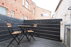 Outdoor dining - Alliance House 203 Apartment - Hopewell (Bristol)