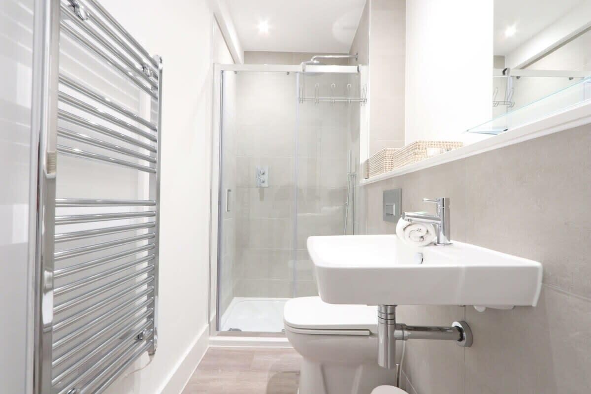 Shower, hair dryer, towels, shampoo
