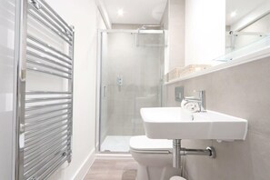 Shower, hair dryer, towels, shampoo - Alliance House 203 Apartment - Hopewell (Bristol)