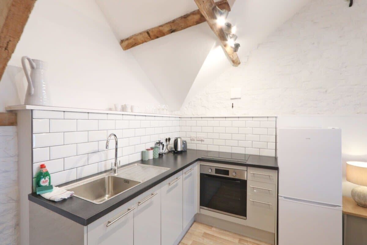 Een koelkast, een oven, een kookplaat, een vaatwasser