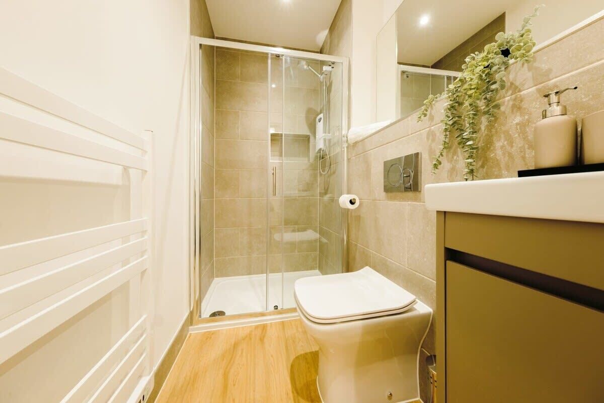 Een douche, een haardroger, handdoeken, shampoo