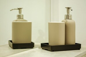 Shower, hair dryer, towels, shampoo - Grange Road Studio 6 (Bristol)