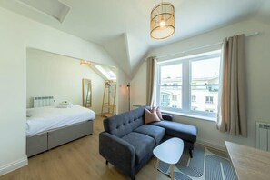 1 bedroom, iron/ironing board, WiFi, bed sheets - Grange Road Studio 6 (Bristol)