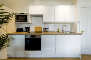 Fridge, microwave, oven, stovetop - Grange Road Studio 6 (Bristol)
