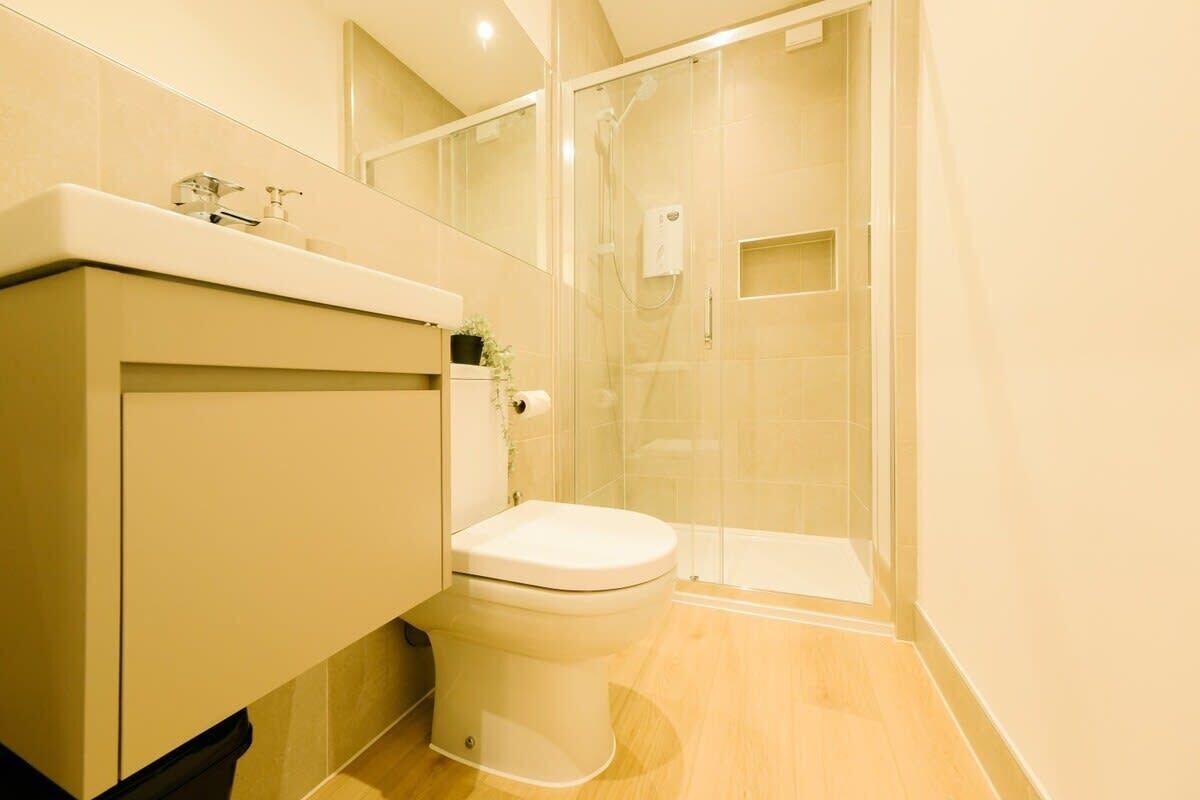 Shower, hair dryer, towels, shampoo