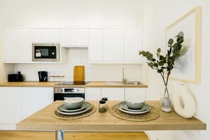 Fridge, microwave, oven, stovetop - Grange Rd Flat 1b one bedroom flat (Bristol)