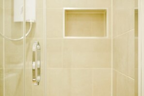 Shower, hair dryer, towels, shampoo - Grange Rd Flat 1b one bedroom flat (Bristol)