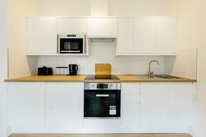 Fridge, microwave, oven, stovetop - Grange Rd Flat 3 one bedroom flat (Bristol)