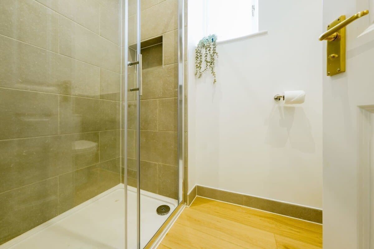 Shower, hair dryer, towels, shampoo