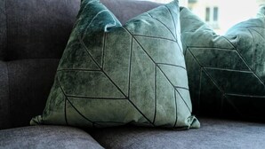 Un sofá con cojines de estampado geométrico.