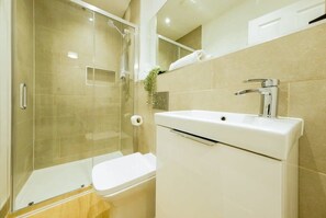 Shower, hair dryer, towels, shampoo - Grange Rd Flat 2 one bedroom flat (Bristol)