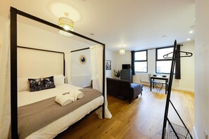 Tabla de planchar con plancha, wifi y ropa de cama 
