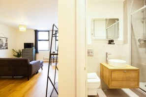 Shower, hair dryer, towels, shampoo - Hotwells apartments flat 1 - Hopewell (Bristol)