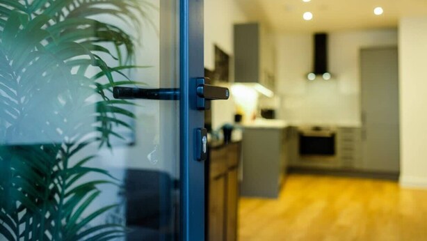 Una cucina moderna con mobili in legno e un piano di lavoro.
