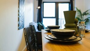 Un tavolo da pranzo con piatti, ciotole e un vaso.