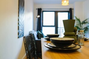 A dining table with plates, bowls, and a vase. - Hotwells apartments flat 3 - Hopewell (Bristol)