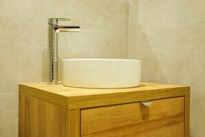 Shower, hair dryer, towels, shampoo - Hotwells apartments flat 2 - Hopewell (Bristol)