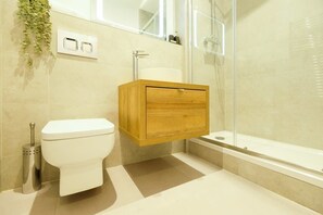 Shower, hair dryer, towels, shampoo - Hotwells apartments flat 4- Hopewell (Bristol)