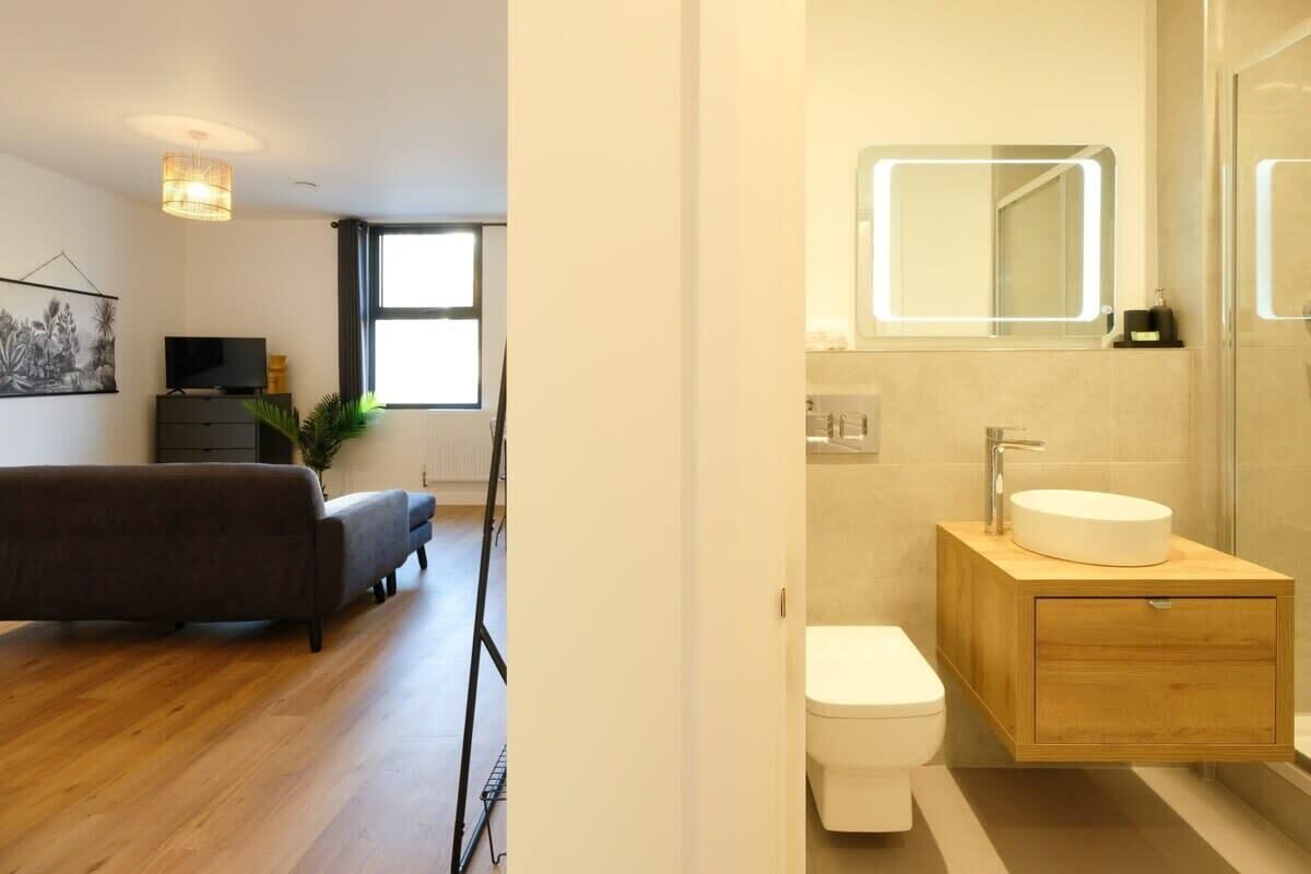 Shower, hair dryer, towels, shampoo