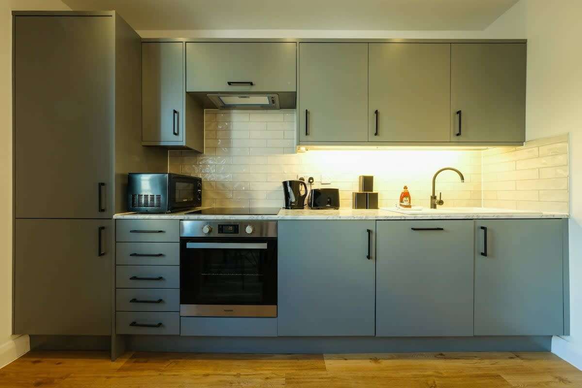 Kühlschrank, Mikrowelle, Ofen, Geschirrspüler