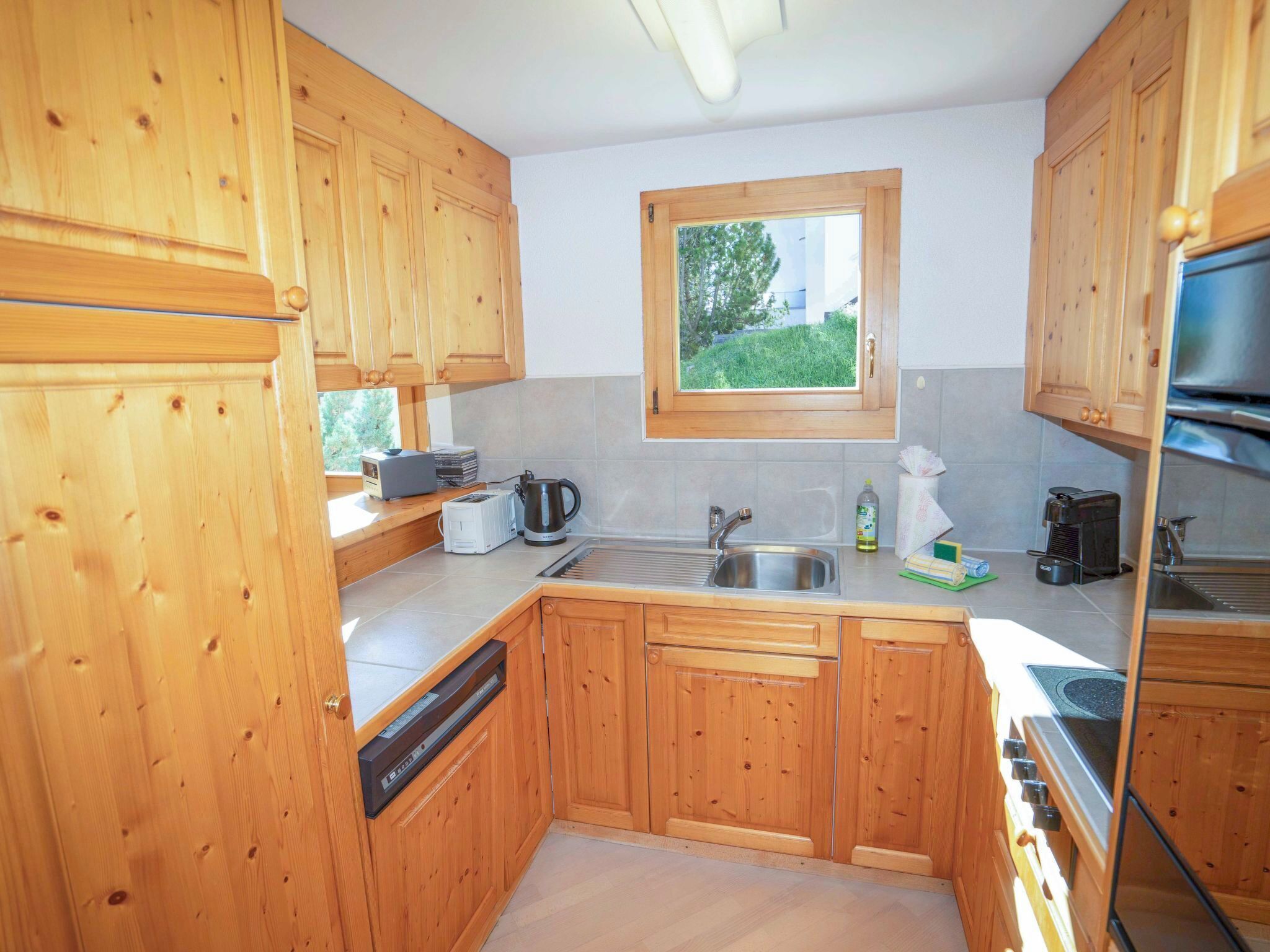 Fridge, oven, dishwasher, cookware/dishes/utensils