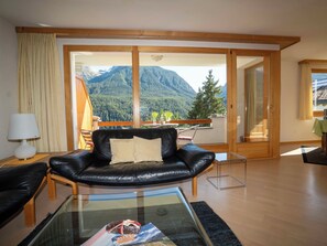 Fernseher, Kamin, DVD-Player