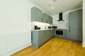 Fridge, microwave, oven, dishwasher - Hotwells apartments flat 6- Hopewell (Bristol)
