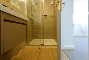 Shower, hair dryer, towels, shampoo - Grange Road Two Bedroom Flat (Bristol)