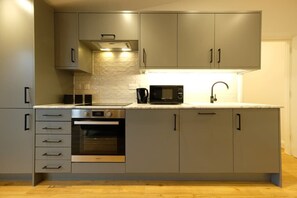 Frigorífico, microondas, horno y lavavajillas