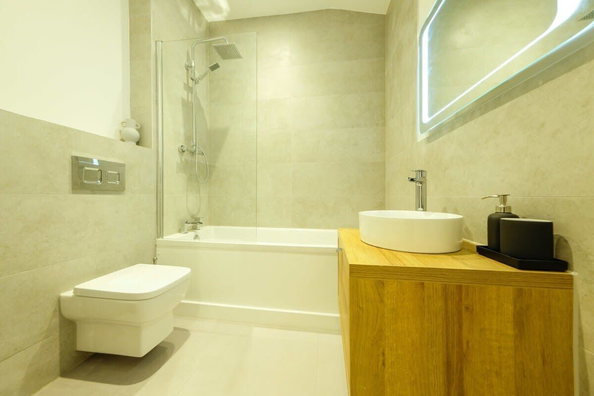 Shower, hair dryer, towels, shampoo
