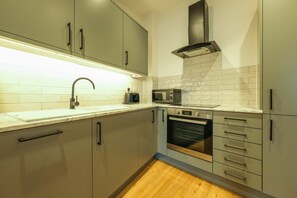 Fridge, microwave, oven, dishwasher - Hotwells apartments flat 8- Hopewell (Bristol)