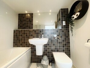 Douche, sèche-cheveux, serviettes fournies, shampoing