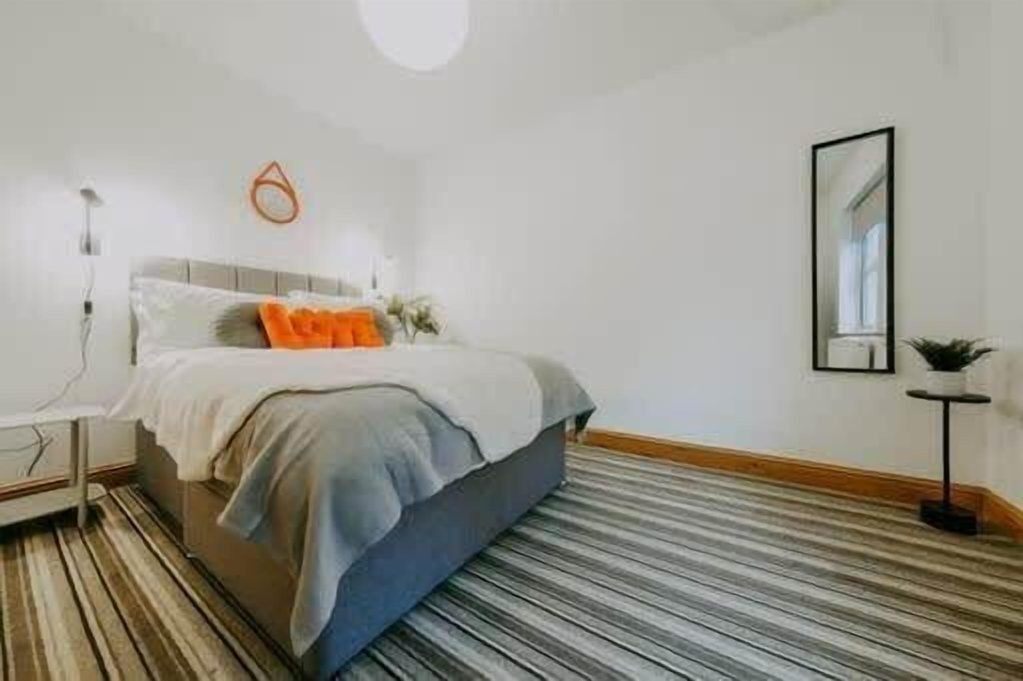 5 bedrooms, iron/ironing board, WiFi, bed sheets