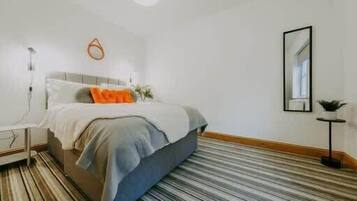 5 habitaciones, tabla de planchar con plancha, wifi y ropa de cama