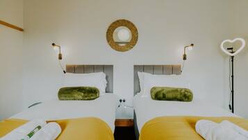5 bedrooms, iron/ironing board, WiFi, bed sheets