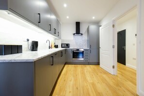 Fridge, microwave, oven, dishwasher - Hotwells apartments flat 5 - Hopewell (Bristol)