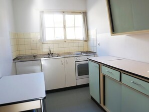 Refrigerador, horno y utensilios de cocina 