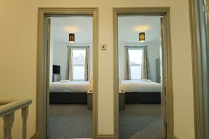 2 chambres, fer et planche à repasser, Wi-Fi, draps fournis