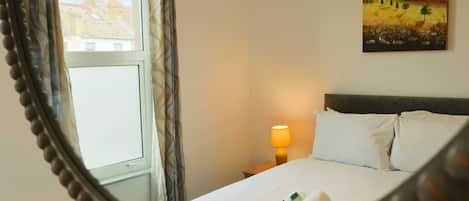 2 bedrooms, iron/ironing board, WiFi, bed sheets